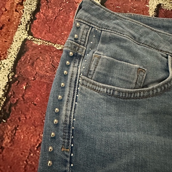 Zara jeans with faux crystals size 8
Inseam 27”
Excellent Pre-owned Condition - Picture 6 of 8